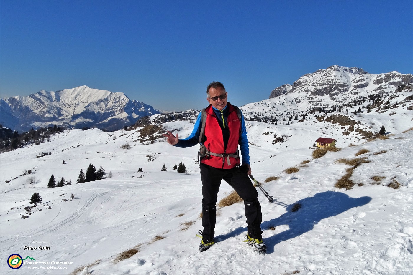 45 In basso i Piani d'Artavaggio, in alto Grignone a sx e Zuccone Campelli a dx.JPG